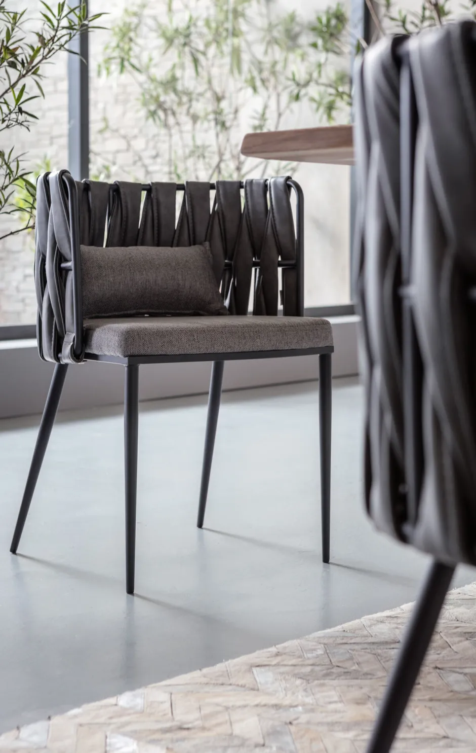 KARE Armlehnstuhl Cheerio Grau inkl. Kissen