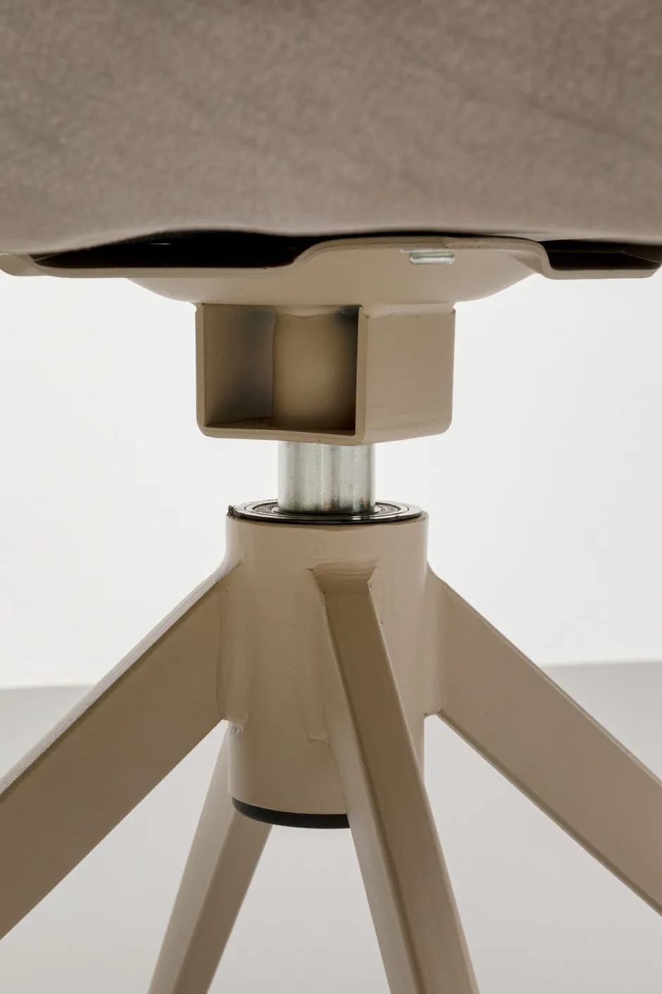 KARE Drehstuhl mit Armlehnen Liverpool Greige